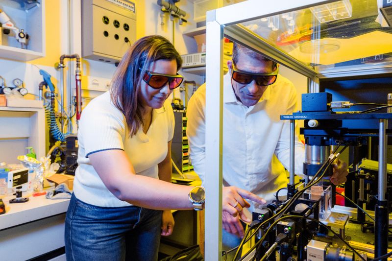 Maria Alvarez‑Castaño und Prof. Christophe Moser.  (Bild: Adrien Buttier/EPFL)