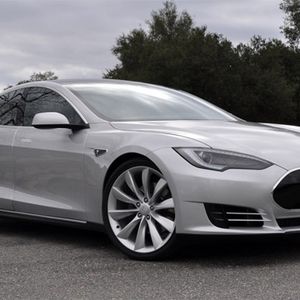 Für das Model S hat Tesla erstmals Fahrwerk und Karosserie selbst entwickelt.(Archiv: Vogel Business Media)