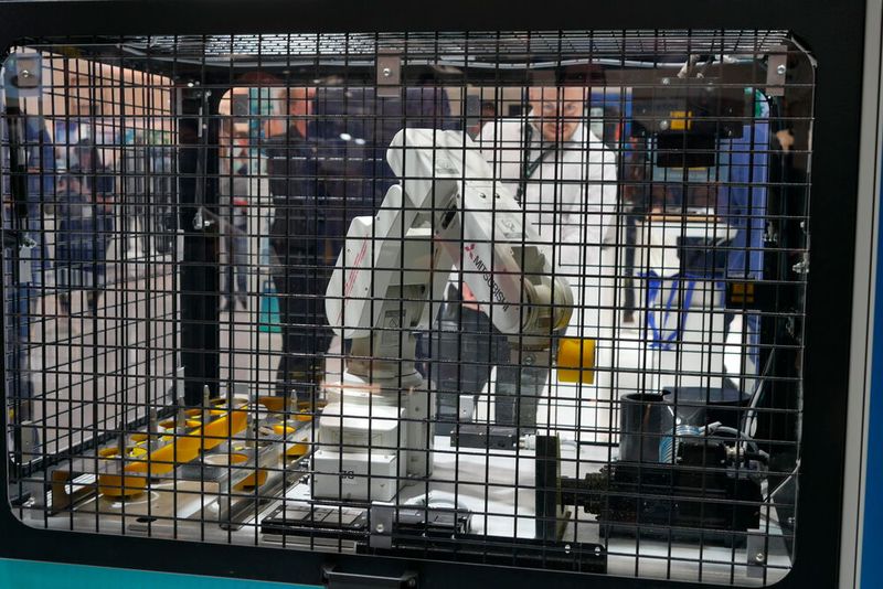 Der Robogrinder vom Fraunhofer IEM soll Schleifprozesse automatisieren können. Eine KI kann dabei lernen, wie weich und groß die einzelnen Rollen sind und wo sie am besten eingesetzt werden.  (Bild: Sandro Kipar)