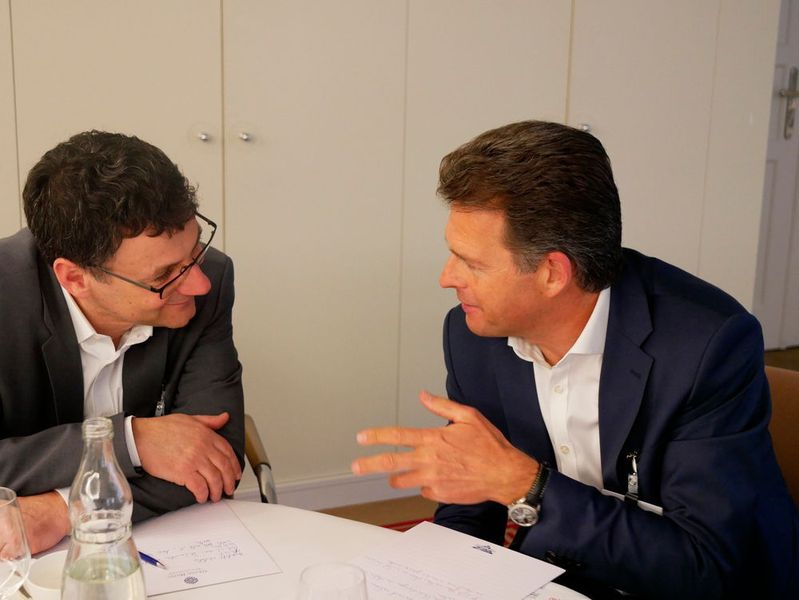 (v. l.) Ulrich Seibold, HPE, mit Günther Schiller, ACP Group (Vogel IT-Medien GmbH)