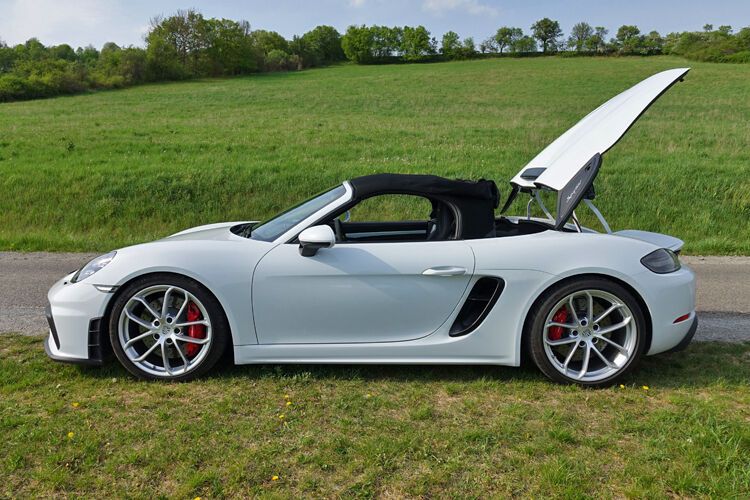 Anschließend kann der riesige Deckel des Hecks geöffnet werden. (Bild: Schreiner/»kfz-betrieb«)