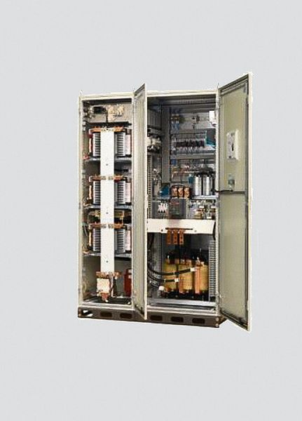 Umrichter des Typs Green Line 1000 halten Windkraftanlagen bei Spannungseinbrüchen am Netz. (Bild: PCS)