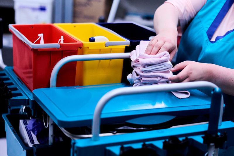 Dieses Jahr erstmals unter den TOP-10-Berufen auf Platz 8 zu finden, sind Hauspflegekräfte und hauswirtschaftliche Betreuer. (Bild: © Olgierd Kajak - stock.adobe.com)