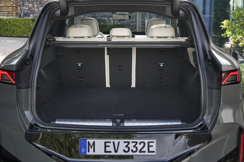 The standard trunk is said to be already 655 liters in size. (Source: BMW)