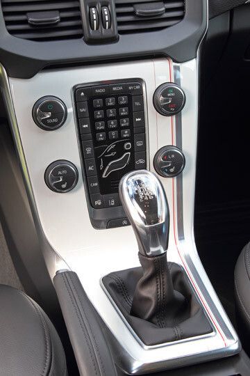 Die frei schwebende Mittelkonsole kommt auch im Volvo V 40 zum Einsatz. (Foto: Volvo)