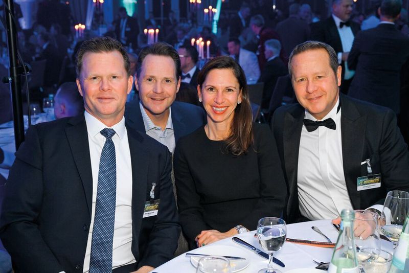 (v. l.) Markus Hollerbaum (ALSO) mit dem TIM-Team: (v. l.) Tim Henneveld, Stefanie und Jörg Eilenstein (Bild: Hannes Magerstädt)