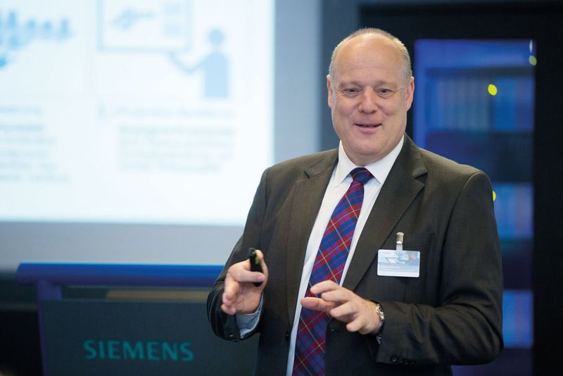 „Wasser 4.0 bietet erhebliche Zukunftschancen durch die Integration einzelner Prozessschritte über den gesamten Anlagenzyklus – vom Engineering und Betrieb bis hin zur laufenden Optimierung.“ Eckard Eberle, CEO Prozessautomation, Siemens. (Siemens)