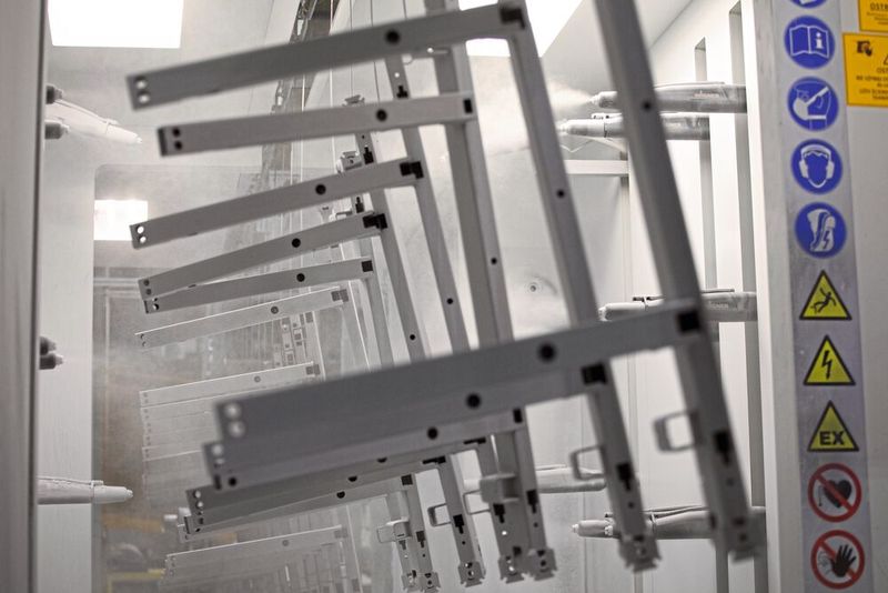 Bevor die per Laser geschnittenen Rohrkomponenten lackiert werden, schweißen sie Stiegelmeyer-Spezialisten zusammen. Danach werden sie sandgestrahlt und schließlich lackiert. (Bild: P. Malecki / Fotogloria)