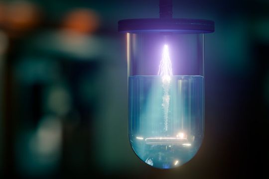 Das ist ein Licht, das Forschern vom Helmholtz-Zentrum Dresden-Rossendorf aufgegangen ist: Kaltes Plasma unter Atmosphärendruck! Es ist in der Lage, sogar die hoch stabilen PFAS zu zerlegen. Doch außer diesem Verfahren, gibt es ein weiteres, um PFAS den Garaus zu machen ...(Bild:  HZDR / B. Schröder)