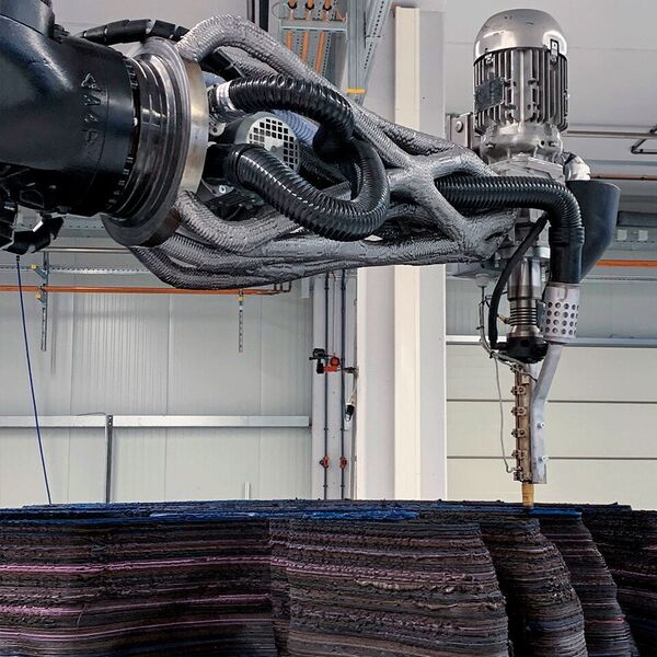 Der Fertigungsroboter fertigt im FDM-Verfahren Schicht für Schicht die 7,5 Meter lange und 2 Meter hohe Rundskulptur. (FIT Additive Manufacturing Group)