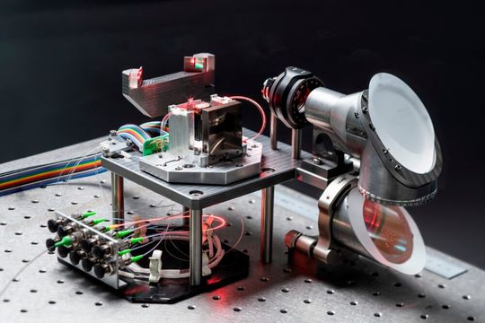 Im Projekt „Aqtion“, einem Bestandteil des Quanten-Flaggschiff-Programms der EU, entstand an der Universität Innsbruck, dem Konsortialführer des Projektverbunds, ein skalierbarer Ionenfallen-basierter Quantencomputer. In der Abbildung: Laboraufbau der Adressieroptik.(Bild:  Fraunhofer IOF)