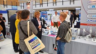 Dr. Elke Spahn von Gravitech diskutiert auf der Lab-Supply Münster mit Messebesuchern über Titriertechniken. (LABORPRAXIS, C. Lüttmann)
