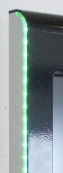 Ausschnitt Bedienterminal: Seitlich integrierte Signalleuchten auf LED-Basis zeigen den Maschinenstatus an. (Bilder: WES-Electronic)