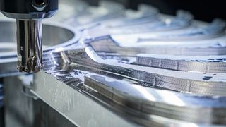 Zum Schruppen zwischen den Schaufeln des Verdichters hatte sich ein 35er Hochvorschubfräser Mill 4 Feed mit vier Wendeschneidplatten aus IC 882 als Mittel der Wahl erwiesen. (Bild: Iscar)