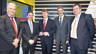 Wolfgang Schulz, PDV-Systeme GmbH,  Dr. Wilfried Bernhardt, Staatssekretär des Sächsischen Staatsministeriums der Justiz und für Europa,  Harald Lemke, Sonderbeauftragter für eGovernment und eJustice der Deutschen Post, Dr. Gerhard Gey, Landrat des Landkreises Leipzig und Martin Schmeling, Geschäftsführer, Kommunale Informationsverarbeitung Sachsen (KISA) (Archiv: Vogel Business Media)