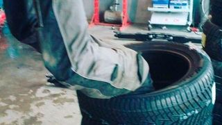 Da kann man schon mal schnell verschwinden wollen: Die Reifenwechselzeit fordert den Werkstätten extrem viel ab. (Privat)