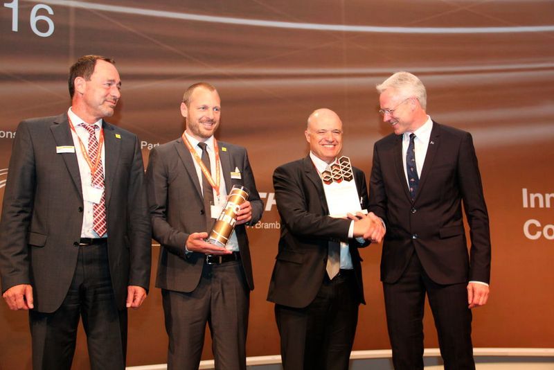 Der IFOY-Award in der Kategorie Intralogistics Solution ging an SSI Schäfer. (Bild: Hofmann)