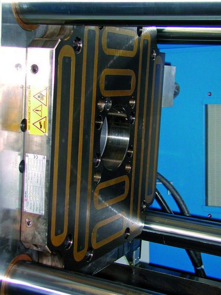 Bild 2: Auswerferseite mit beweglicher, im Sandwich-Verfahren aufgesetzter Magnetspannplatte. Beim Auswerfen der Teile wird die Spannkraft nicht überschritten. (Archiv: Vogel Business Media)