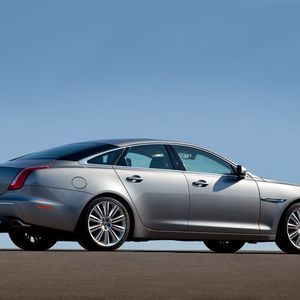 Der neue Jaguar XJ ist in zwei Karosserievarianten erhältlich: mit normalem Radstand oder als Langversion.