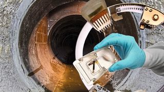 Kommt im Wasserrohr Umweltsündern auf die Spur: Sensorring für den Einsatz in Abwasseranlagen (Fraunhofer IIS/Volker Mai)