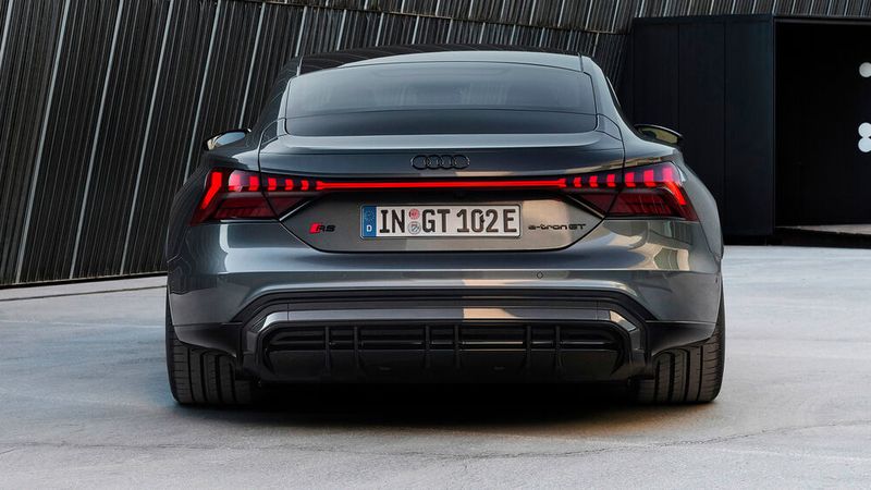 Mittels 800-Volt-Technik soll sich die große 85-kWh-Batterie in 23 Minuten zu 80 Prozent nachladen lassen. (Audi)