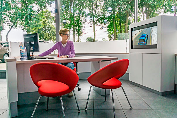 Die Kunden können ihr Wunschauto mit dem Verkäufer auf großen Bildschirmen konfigurieren. (Toyota)