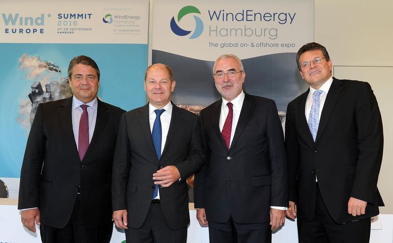 Eröffnung WindEnergy Hamburg 2016, v.l.n.r.: Bundeswirtschaftsminister Sigmar Gabriel, Erster Bürgermeister Hansestadt Hamburg Olaf Scholz, Bernd Aufderheide (Hamburg Messe und Congress GmbH), Maroš Sefcovic, Vize-Präsident der Energy Union, Europäische Kommission. (HMC/Michael Zapf)