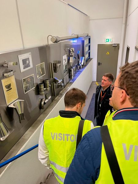 Verschiedene Bauteile werden bei Azo aus Chromnickelstahl gefertigt. (Bild: Redaktion PROCESS)