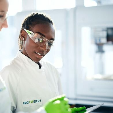Insgesamt sollen bis zu 1.860 Stellen im Konzern abgebaut werden. (Bild: Biontech)
