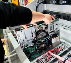 Entfernung eines Servers aus der Immersionskühlung zur Wartung.(Bild:  Vertiv, Cool Center Immersion Cooling System User Manual, S. 70.)