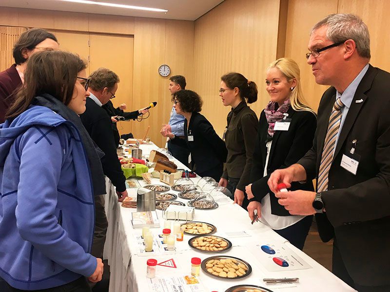 Das Max Rubner-Institut untersucht im Auftrag des Bundesministeriums für Ernährung und Landwirtschaft, wie sich Lebensmittel mit weniger Zucker, Fetten und Salz herstellen lassen (Max Rubner-Institut)