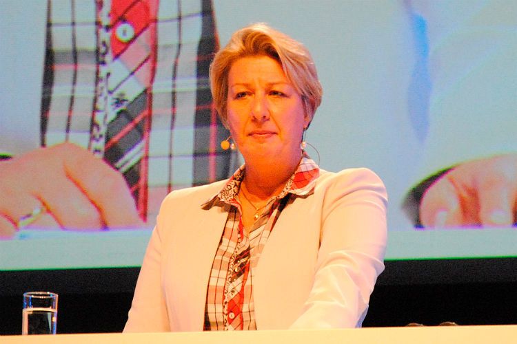 Nicola Schelling, Regionaldirektorin des Verbandes Region Stuttgart: „Das flexible Gefährt Auto mit seinem Entwicklungspotenzial zum autonomen Fahrzeug und mit seinem Potenzial, integrativer Bestandteil einer neuen Form des öffentlichen Nahverkehrs zu werden, wird eher an Bedeutung gewinnen als verlieren.“ (Baeuchle)