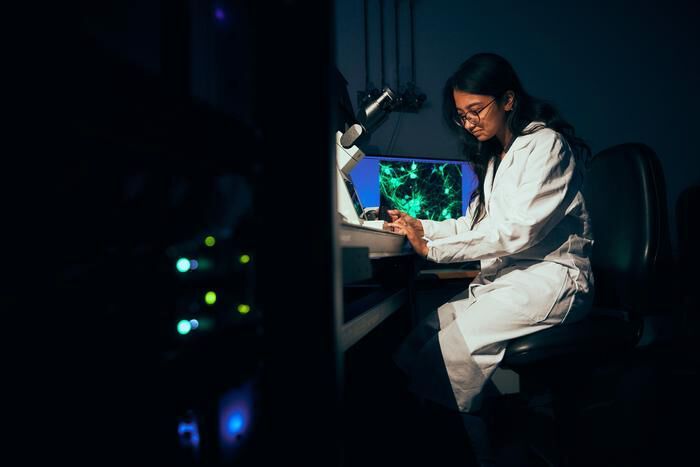 Dr. Sampurna Chakrabati at the microscope in the lab of Professor Gary Lewin from the Max Delbrück Center. (Source: Katharina Bohm, Max Delbrück Center)