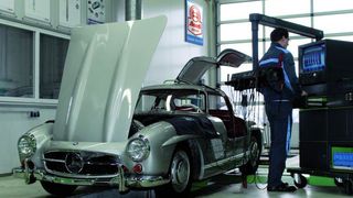 Zusammen mit seinen Partnerbetrieben, ausgesuchten Klassik-Stützpunkten, bietet Bosch jetzt auch Schulungen für historische Fahrzeugtechnik an. ( Bosch)