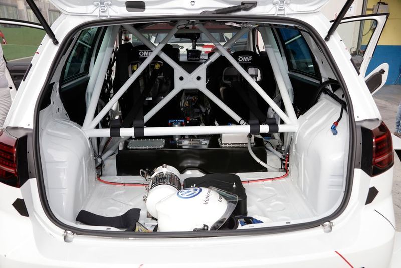 Ein neuer Volkswagen Golf GTI TCR kostet weniger als 100.000 Euro, eine Saison lässt sich für rund 150.000 Euro bestreiten. (VW)