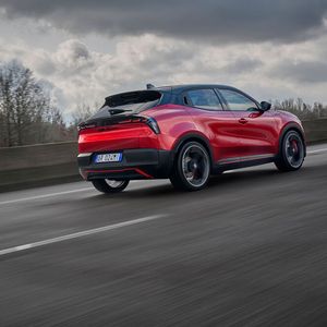 Es  gibt verstärkte Stabilisatoren und ein um 2,5 Zentimeter tiefergelegtes Sportfahrwerk.(Bild:  Alfa Romeo_Stellantis)