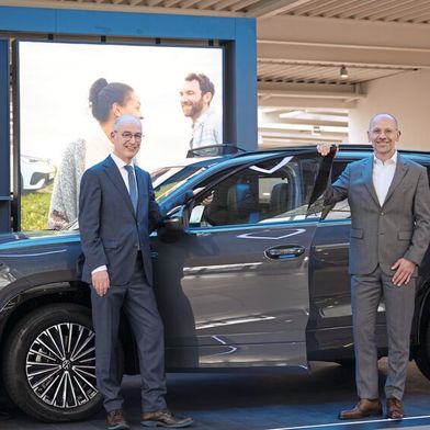 Schmidt + Koch in Bremen hat seinen Vorstand erweitert. Künftig gehört dem Führungsgermium neben dem Vorsitzenden Harm Fischer (l.) und der Vorständin Gabriele Sternbeck auch Jens Staron an. (Bild: David Trojman)