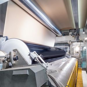 In der Papierindustrie geht es recht feucht und chemisch aggressiv zu. Auch die Prozesstemperaturen sind nicht ohne. Edelstahl Rostfrei hat die Werkstoffe, die das alles abkönnen. (Bild: WZV / Voith)