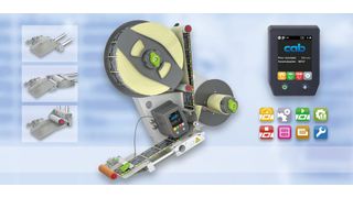 Mithilfe des automatischen Etikettierers Roxi von CAB lassen sich vorbedruckte Selbstklebeetiketten in einer Fertigungslinie vollautomatisch aufspenden. (Bild: CAB)