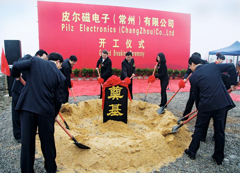 Mit einem feierlichen Spatenstich hat das Automatisierungsunternehmen Pilz den Bau einer eigenen Fertigungsstätte in China begonnen. Das neue Werk entsteht in Jintan (Provinz Jiangsu). Der Komplettanbieter für die sichere Automation will von dort aus seine Kunden im asiatischen und pazifischen Raum künftig noch schneller beliefern können. (Bild: Pilz)