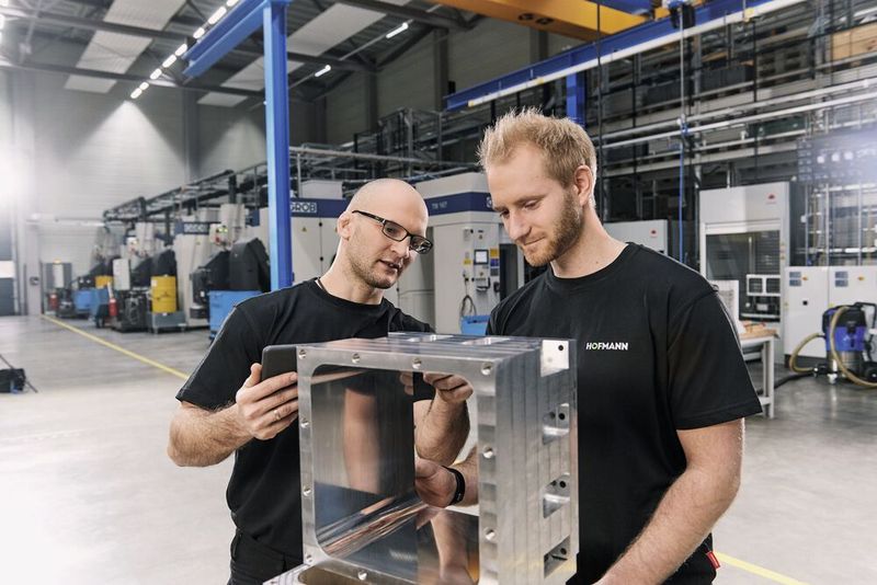 Das Kernstück der 3D-Drucker ist eine 700 mm tiefe Baukammer, die Fertigung erfordert einen höchst genauen Fräsprozess mit sehr langem Werkzeug. (Grob Werke)
