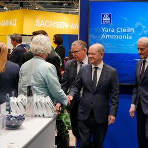 Der Kanzlerrundgang startete wie immer am Pavillion des Partnerlandes. In diesem Jahr ist dies Norwegen. Begleitet wurde Scholz von seinem Amtskollegen Jonas Gahr Støre, dem Ministerpräsident von Norwegen (rechts).(Bild:  Sandro Kipar/VCG)