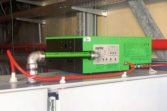 Sobald Aerosole von Exxfire erkannt werden, erfolgt die Flutung mit Stickstoff, sodass Brände im Keim erstickt werden. Sobald Aerosole von Exxfire erkannt werden, erfolgt die Flutung mit Stickstoff, sodass Brände im Keim erstickt werden.