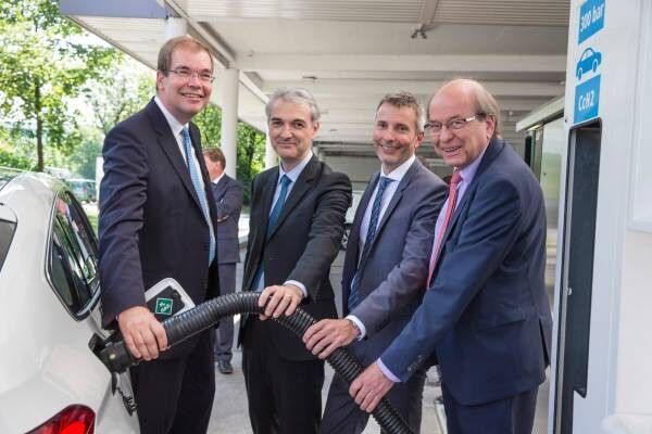 Die weltweit erste Wasserstofftankstelle mit zwei Betankungssystemen, v.l.: Dr. Andreas Opfermann (Linde), Guillaume Larroque (TOTAL), Matthias Klietz (BMW), Dr. Veit Steinle (Bundesministerium für Verkehr und digitale Infrastruktur). (Bild: BMW Group)