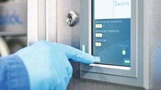 Dank der Touchscreen-Benutzeroberfläche des Probenahme-Systems mit Schritt-für-Schritt-Anleitung können Bedienfehler auf ein Minimum reduziert werden. (Bild: Swagelok)