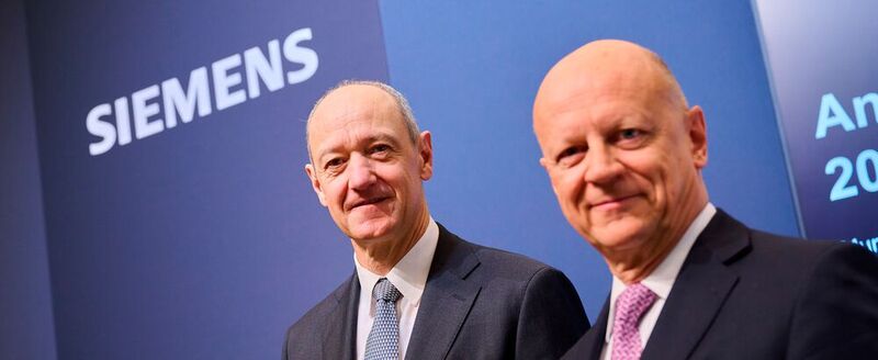 Roland Busch, Siemens-Vorstandsvorsitzender, und Finanzvorstand Ralf P. Thomas bei der Jahrespressekonferenz im November 2022. Hier wurde bekannt, dass sich das Unternehmen vom Motorengeschäft trennt.
