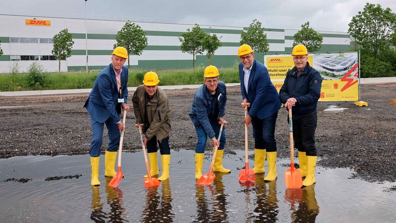 Spatenstich für das neue Batterielogistikzentrum der DHL Supply Chain (vlnr): Dirk van Houtum (DHL), Hans van de Winkel (Gemeinde Sittard-Geleen), Huub Menten (Gemeinde Sittard-Geleen), John Scherders (DHL) and Jan van de Berg (Gemeinde Sittard-Geleen).(Bild:  DHL Supply Chain)