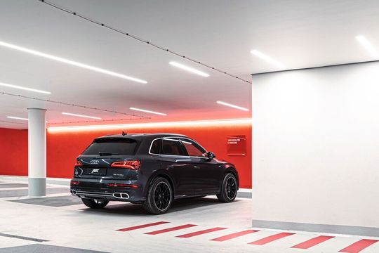Der Audi Q5 TFSI e ist das erste von Abt leistungsgesteigerte Hybridauto. Vorerst begnügt sich der Tuner aber mit einer Stärkung des Verbrennungsmotors.(Bild:  Abt)