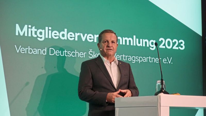Thomas Peckruhn, Präsident des Skoda-Partnerverbands, sah sich auf der Jahreshauptversammlung im schwierigen Spagat zwischen der Kündigung eines Teils des Netzes und dem Aufbruch für die Verbleibenden.(Bild:  Grimm – VCG)