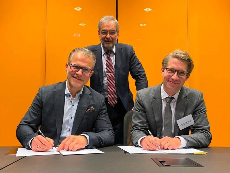Siggi Ólason, CEO at Green Fuel, and Tore Sylvester Jeppesen, Senior Vice President at Topsoe, signs the MOU. (Haldor Topsoe)